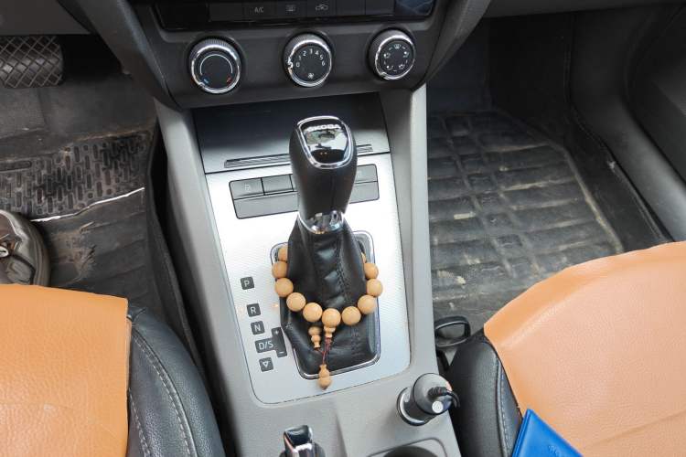 Used Skoda Octavia 2015 1.6L Automatic Yijie Edition Gear Lever