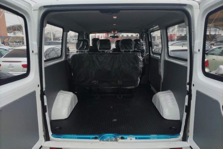 Used SAIC MAXUS Xintu V80 2024 Aotong Value Edition 6AMT Short Wheelbase Ultra-Low Roof 127 Ps 5/6 Seats
