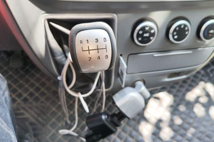 Used SAIC MAXUS Xintu V80 2019 2.5T Classic Model 6-Speed Manual Aotong Long Wheelbase Mid-Height 7-Seater