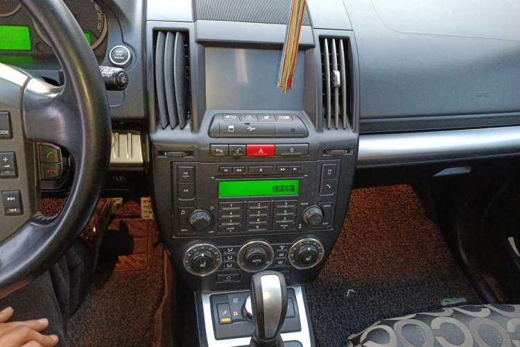Used Land Rover Freelander 2 2010 2.2 TD4 Automatic SE Diesel Edition Audio And AC Panel