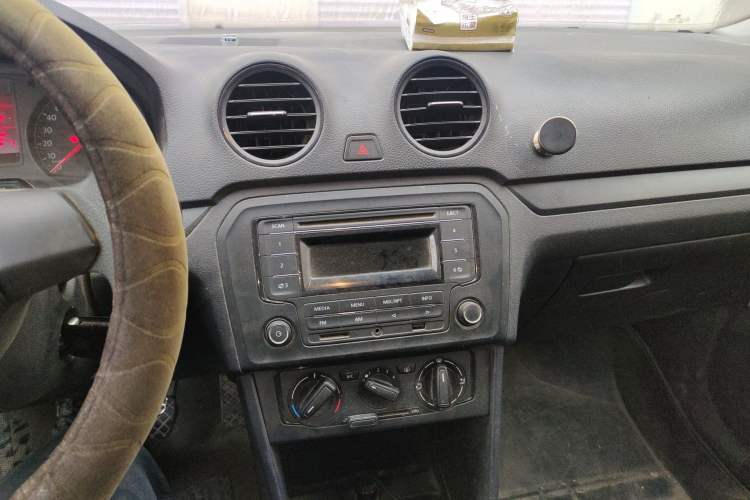 Used Volkswagen Jetta 2015 Value Edition 1.6L Manual Fashionable Style Audio And AC Panel