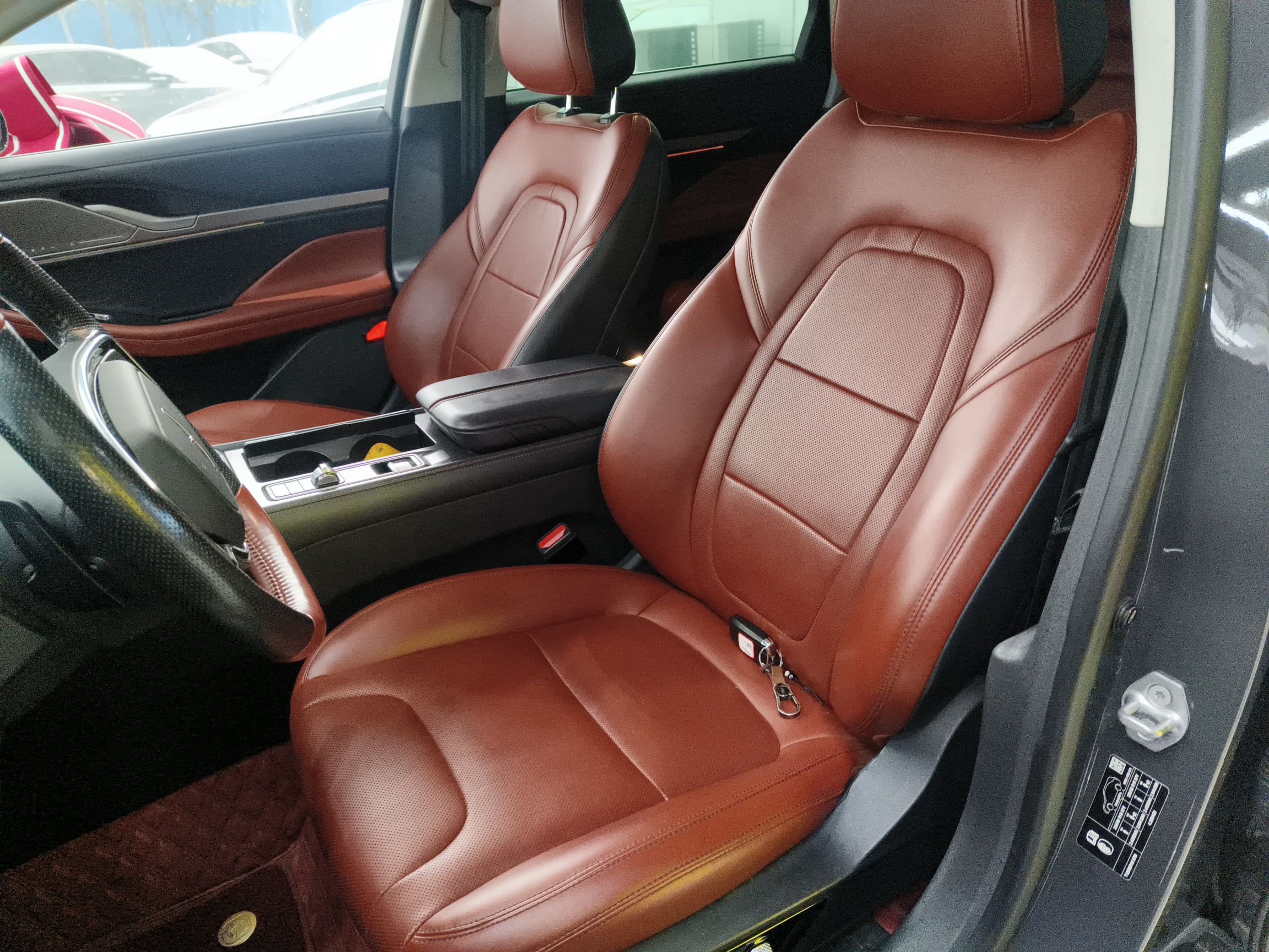 المقاعد الأمامية داخل السيارة