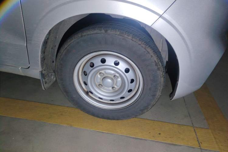 Used Wuling Hongguang V 2019 1.5L Jingqu Edition Sealed-Window Vehicle China VI LAR Right Front Wheel Hub