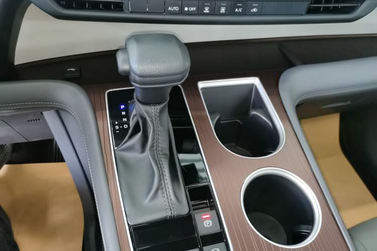 Used Toyota Granvia 2024 2.5L Hybrid Comfort Edition
