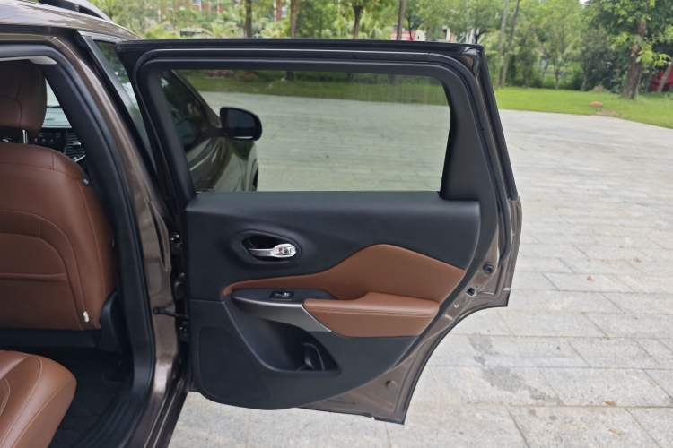 Used Jeep Cherokee 2019 2.0T Four-Wheel Drive All-Round Version China VI