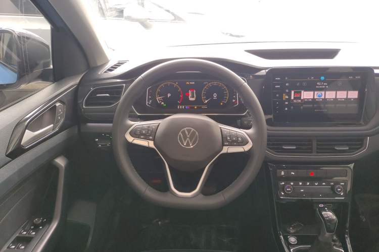 Used Volkswagen Tharu 2025 NewRui 300TSI Prestige Edition
