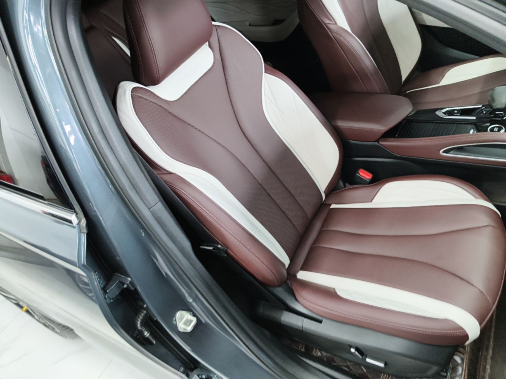 Geely Auto Monjaro L 2021 2.0TD DCT EVO Two-Wheel Drive Smart Luxury Version — снимка 19