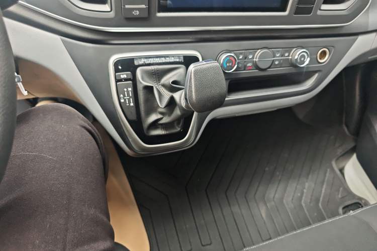 Used SAIC MAXUS Xintu V80 2024 Facelift Aoyuntong 6AMT Short Wheelbase Ultra-Low Roof 147 Ps 5/6 Seats Gear Lever