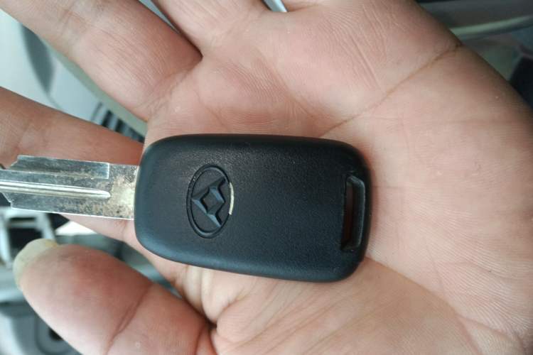 Used SAIC MAXUS Xintu V80 2014 2.5T Aotuntong Short Wheelbase Mid-Roof Model