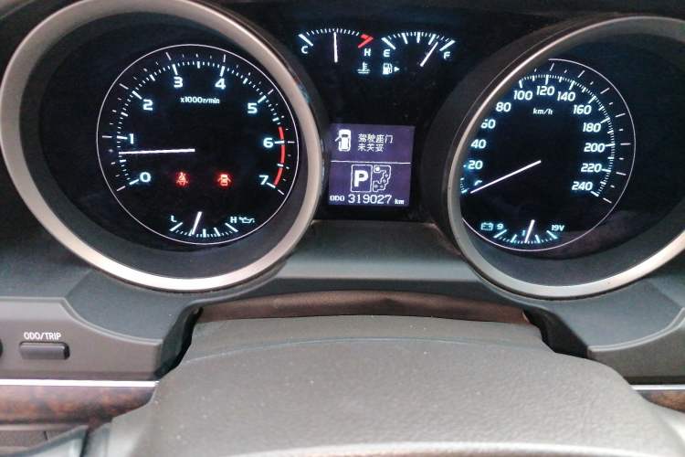 Used Toyota Land Cruiser 2007 4.7L Automatic VX-R Odometer Close Up