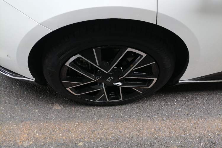 Used Avatr 06 2025 Max Extended-Range Edition Right Rear Wheel Hub