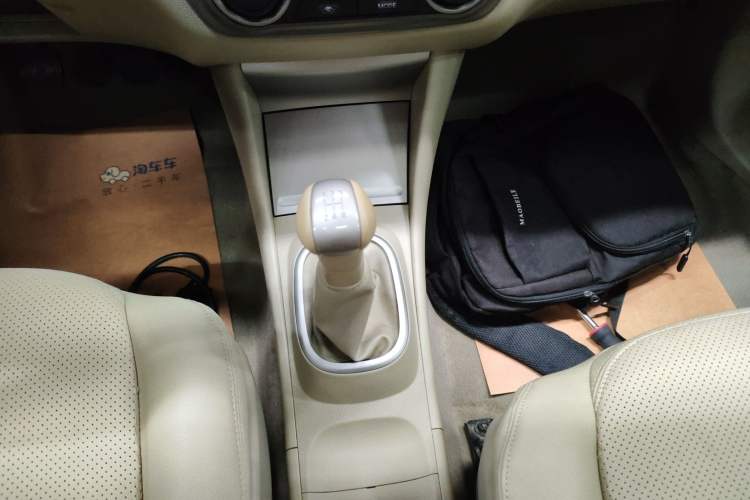 Used Nissan Sylphy 2016 Classic 1.6XE Manual Leading Edition Gear Lever