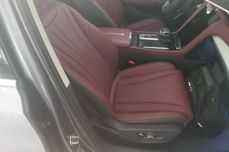 Used Hongqi H5 2025 2.0T Automatic Flag Edition – 500 000 Units Commemorative Version
