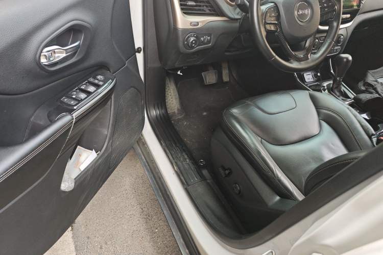 Used Jeep Cherokee 2016 2.4L Leading Edition
