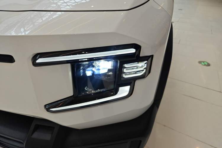 Used Deepal G318 2024 Four-Wheel-Drive Air Suspension Model Left Front Headlight