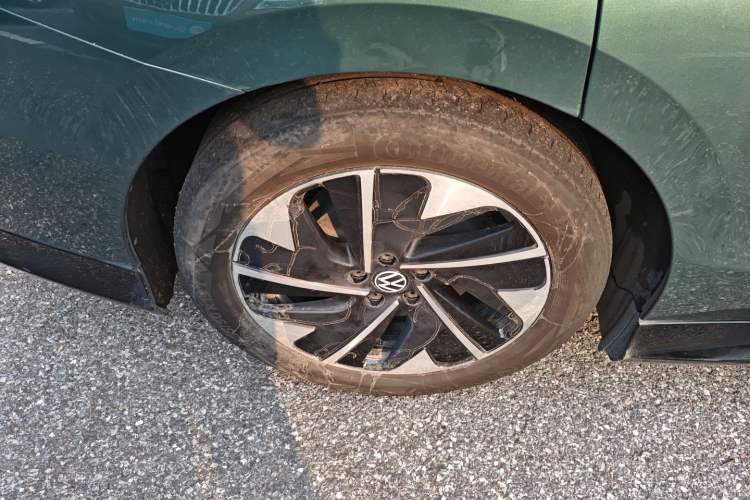 Used Volkswagen ID.7 VIZZION 2024 First Edition Right Rear Wheel Hub