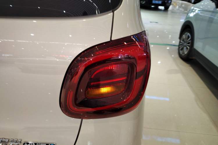 Used Wuling Hongguang MINIEV 2025 Four-Door Version Advanced Edition Right Rear Taillight