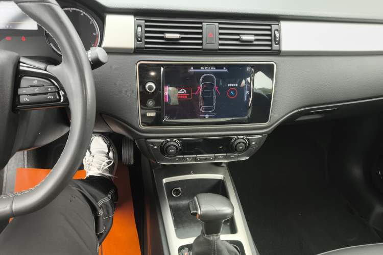 Used Qoros 3 2016 Urban SUV 1.6T Automatic Zhiyue Model Audio And AC Panel