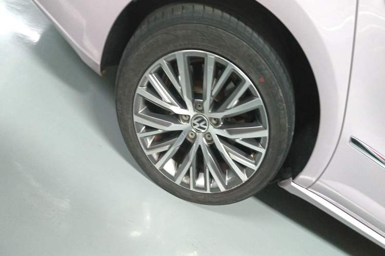 Used Volkswagen FAW-Volkswagen CC 2015 2.0 TSI Ultimate Model Right Rear Wheel Hub