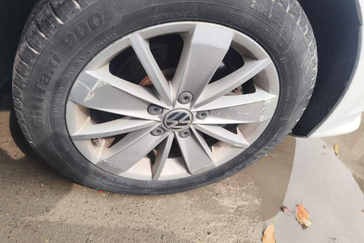 Used Volkswagen Sagitar 2015 1.6L Automatic Fashion Model Right Front Wheel Hub