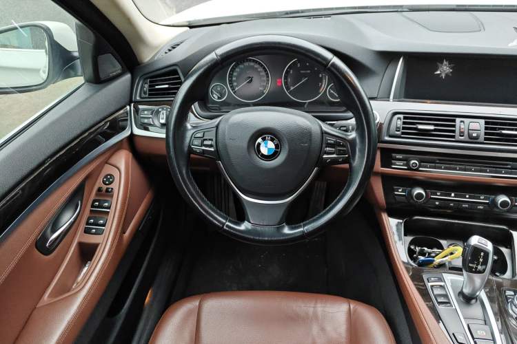 Used BMW 5 Series 2014 528Li Leading Model
