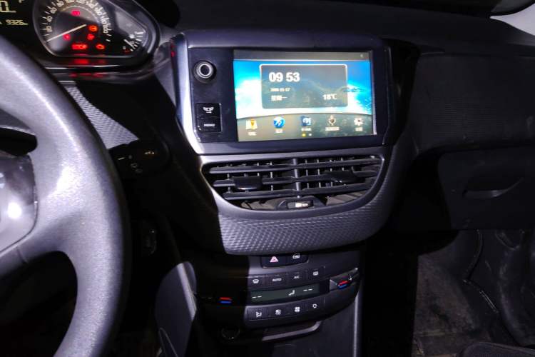 Used Peugeot 2008 2014 1.6L Automatic Fashion Edition Audio And AC Panel