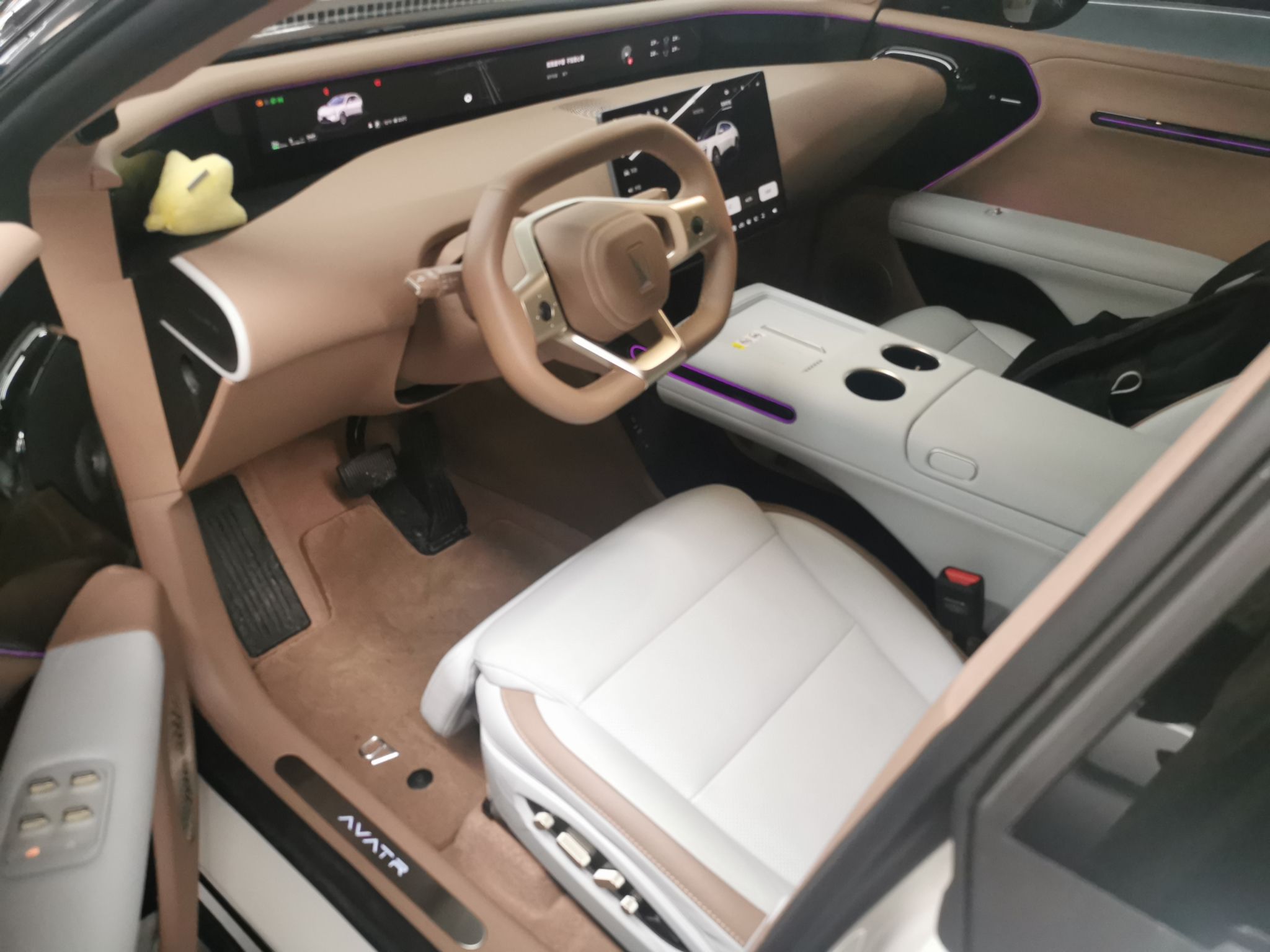 المقاعد الأمامية داخل السيارة