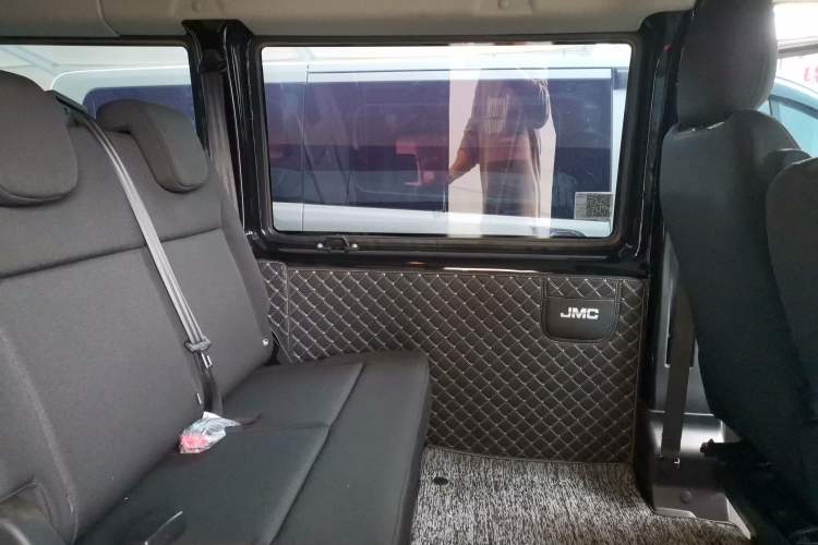 Used JMC Fushun 2025 2.0T 6MT Diesel Short-Wheelbase Low-Roof Commercial Multi-Purpose Passenger Vehicle with 5/6 Seats and Twin-Swing Tailgate