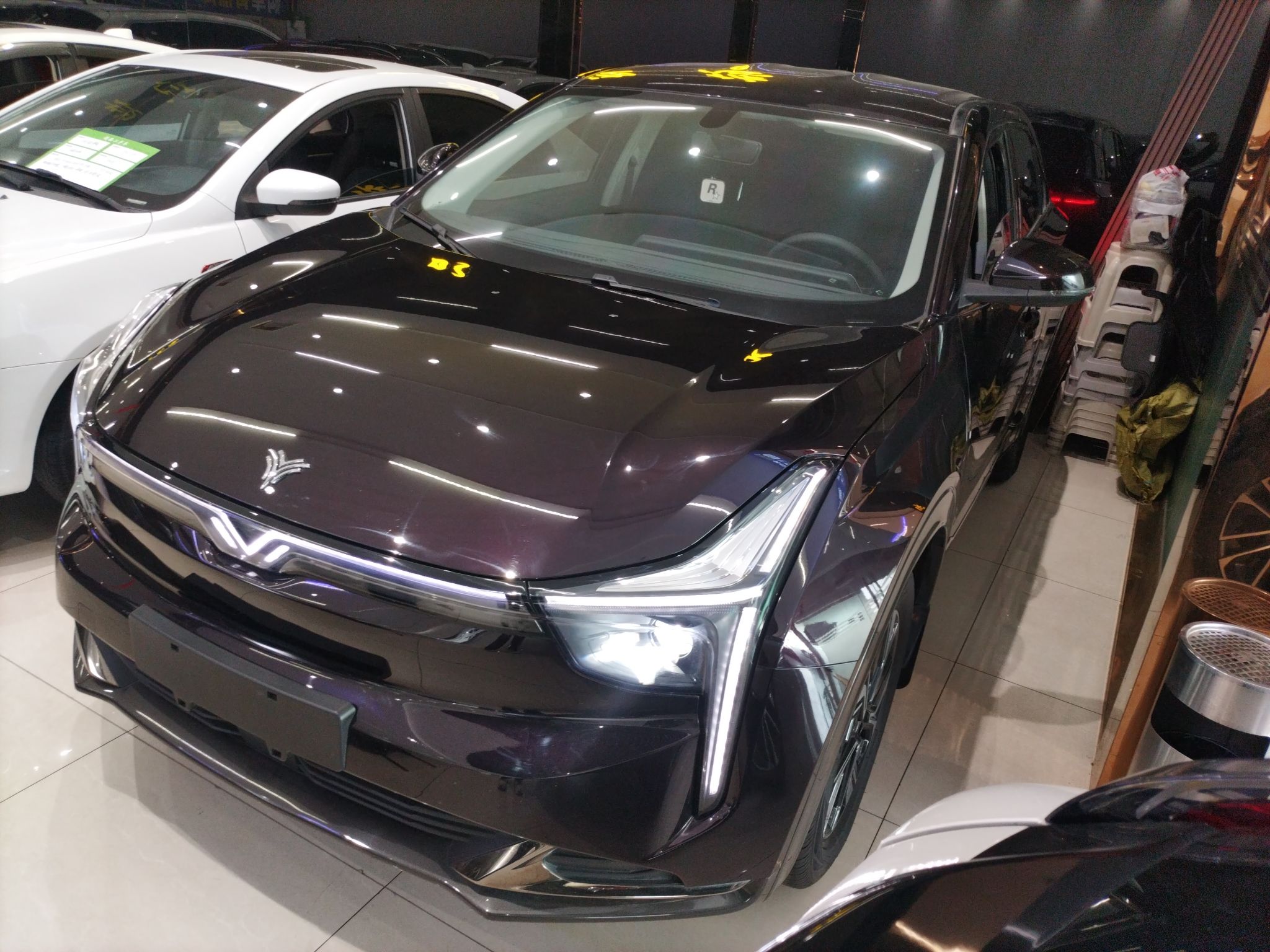 تحت مقدمة السيارة