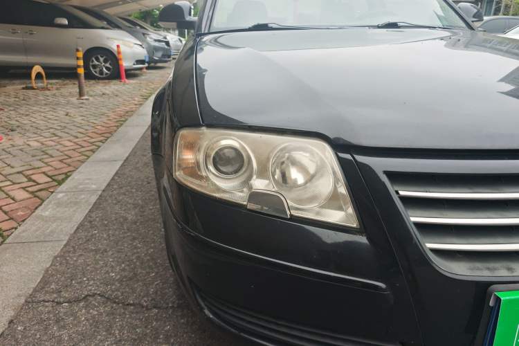 Used Volkswagen Passat 2007 2.0L Manual Standard Edition Right Front Headlight