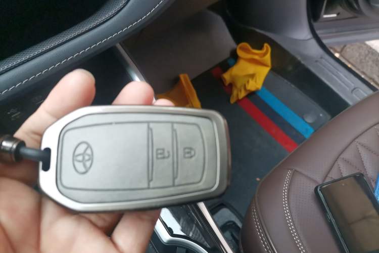 Used Toyota Highlander 2024 2.5L Smart Electric Hybrid Dual-Motor Two-Wheel-Drive Elite Edition 5 Seats Vehicle Key