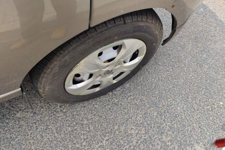 Used Jinbei New Hiace X30L CNG 2023 100L CNG Wealth Edition Bus 6/7 Seats No Air Conditioning SWCC15M Right Front Wheel Hub