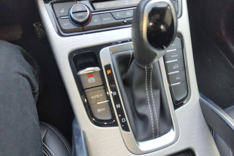 Used Geely Auto Emgrand X7 Sport 2018 1.8TD Automatic Two-Wheel Drive Smart Connect 4G Internet Edition Gear Lever