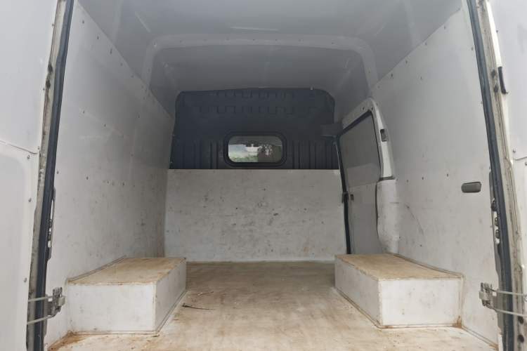 Used Iveco Daily 2021 2.5T V35 2-3 Seater Short Wheelbase Mid-Roof Design Dual Tires Manual Doors