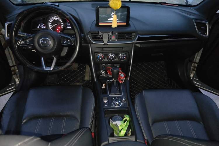 Used Mazda CX-4 2018 2.0L Automatic Two-Wheel Drive Blue Sky Dynamic Version China V Standard Center Console