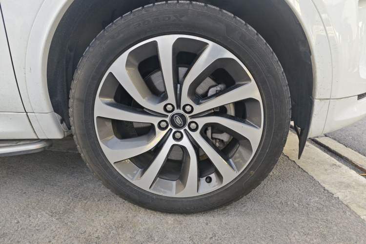 Used Land Rover Discovery Sport 2022 Revised Version 249 PS R-Dynamic S Performance Edition 5 Seats Right Front Wheel Hub