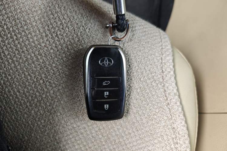 Used Toyota Highlander 2018 2.0T Four-Wheel Drive Prestige Version 7 Seats China VI Standard Vehicle Key