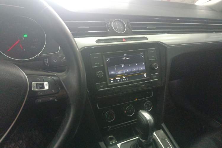 Used Volkswagen Magotan 2018 330TSI DSG Advanced Model Audio And AC Panel