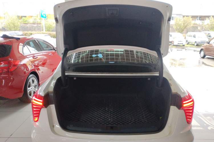 Used Hongqi H5 2024 2.0T Automatic Smart Connect Flagship Edition Trunk