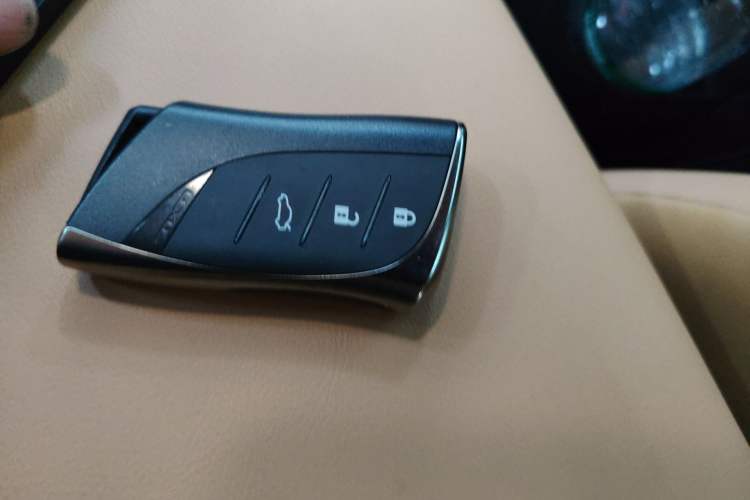 Used Lexus ES 2021 300h Deluxe Edition
