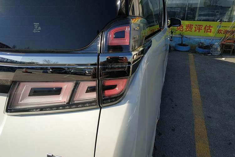 Used Toyota Vellfire 2020 Dual-Engine 2.5L HV Luxury Edition
