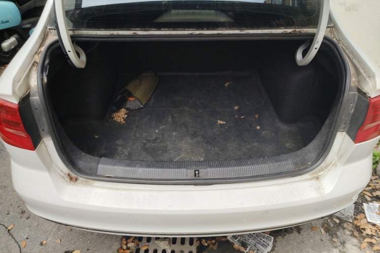 Used Volkswagen Bora 2016 1.6L Manual Fashion Edition Trunk