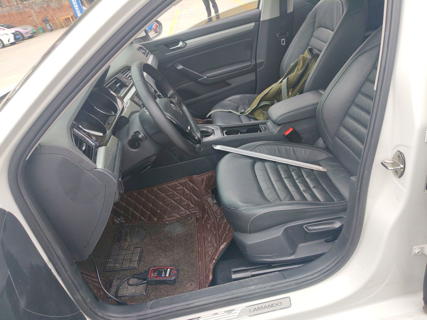 Переднее сиденье в автомобиле