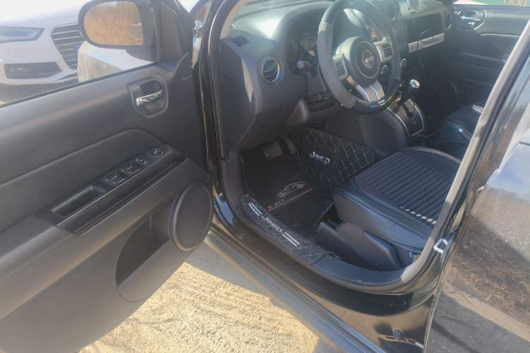 Used Jeep Compass 2015 2.0L two-wheel drive sport version