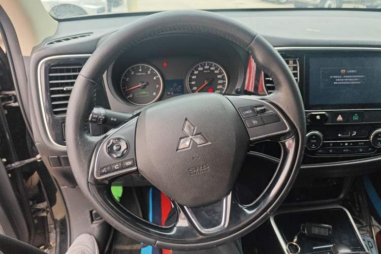 Used Mitsubishi Outlander 2018 2.0L Two-Wheel Drive Glory Edition 5 Seats Steering Wheel