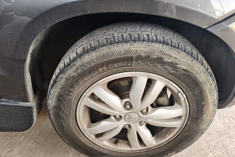 Used Hyundai Tucson 2009 2.0L Automatic Two-Wheel Drive with Sunroof Right Front Wheel Hub