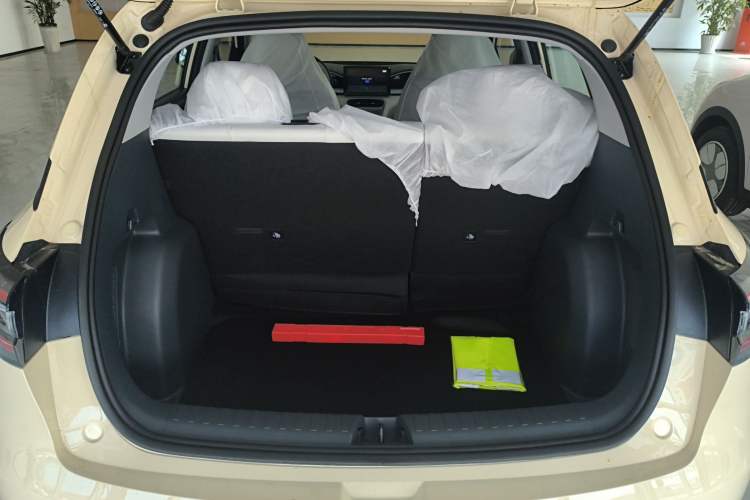 Used Geely Galaxy Geome 2026 Model 310km Youth Edition Trunk