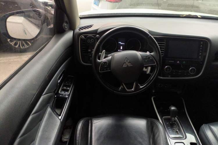 Used Mitsubishi Outlander 2019 2.4L 4x4 Zhi Xiang Edition 7 Seats China VI Standard