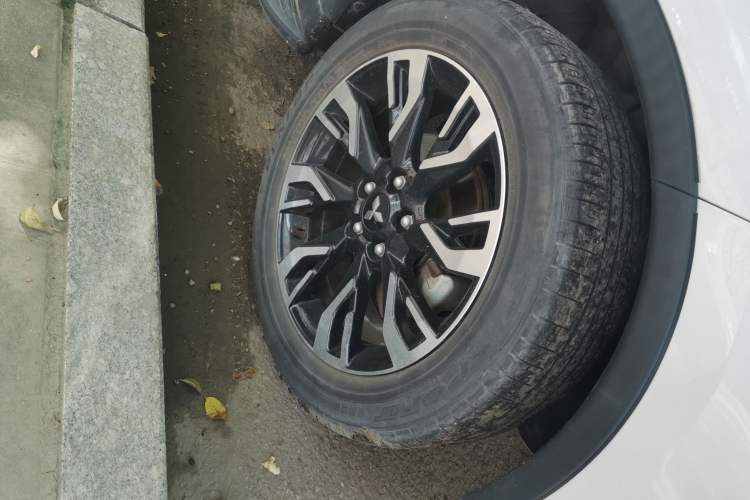 Used Mitsubishi Outlander 2019 2.0L Two-Wheel Drive Comfort Edition 7-Seater China VI Standard
