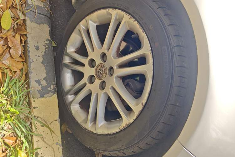 Used Buick Regal 2012 2.4L SIDI Elite Edition Right Front Wheel Hub